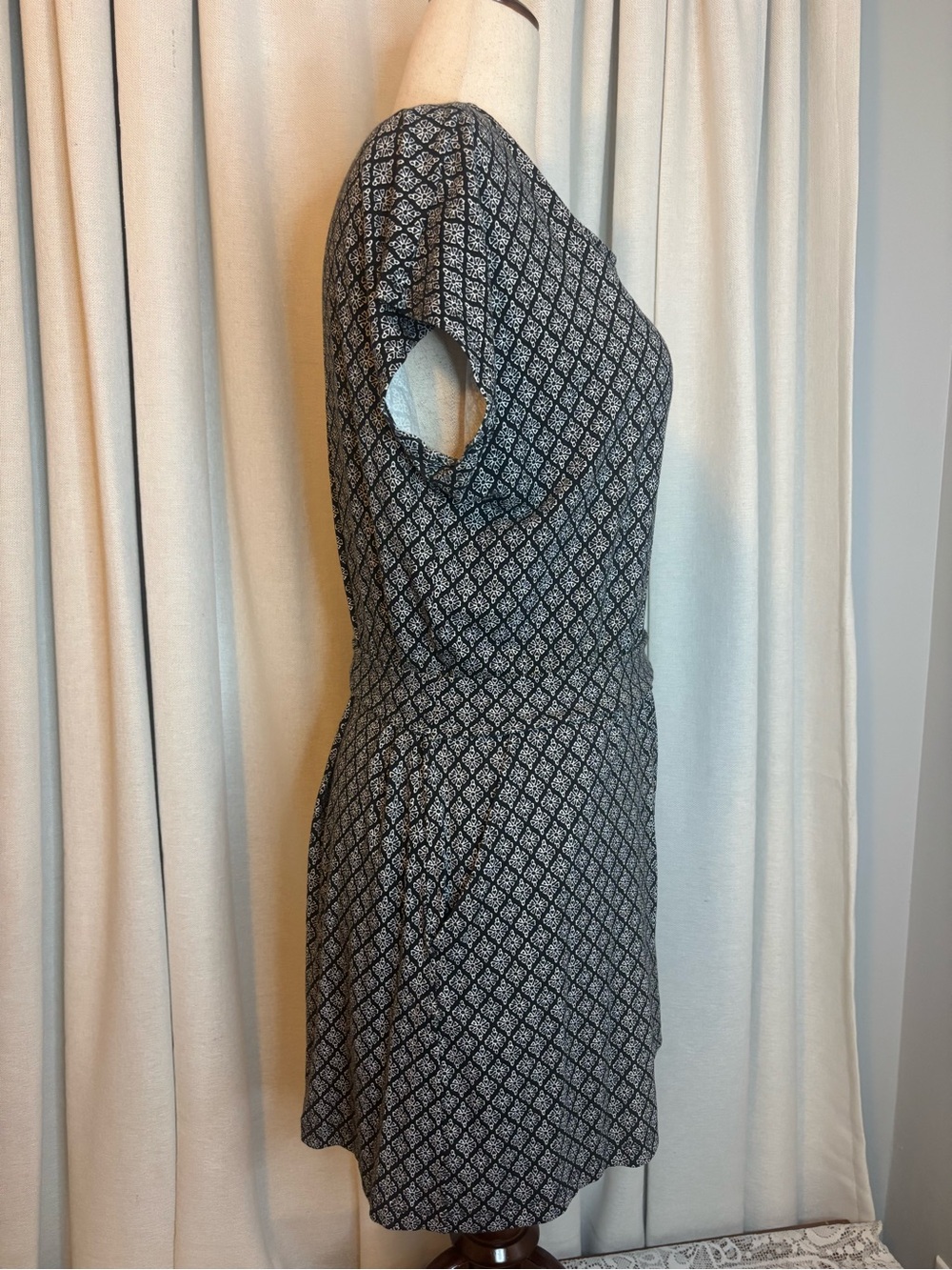 Old Navy  Women’s Black Patterned Short-Sleeve  Romper with Tie Waist - Picture 6 of 8